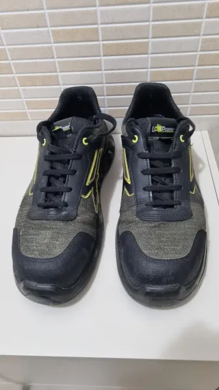 Scarpe antinfortunistiche nere e verdi