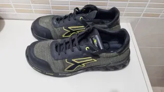 Scarpe antinfortunistiche nere e verdi