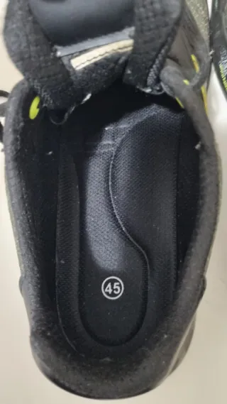 Scarpe antinfortunistiche nere e verdi