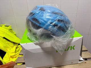 Casco de bicicleta azul marca kask
