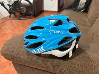 Casco de bicicleta azul marca kask