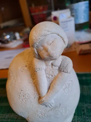 Statuetta bambina con fiori