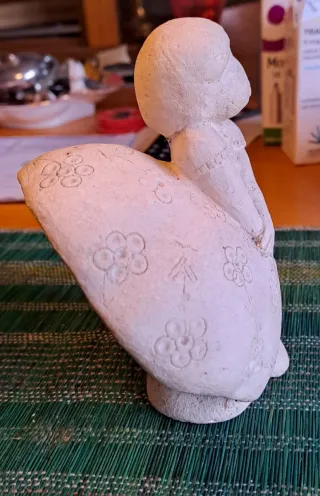 Statuetta bambina con fiori