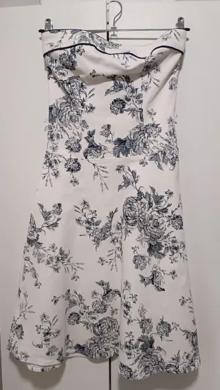 Vestido de fiesta blanco y azul marino. Strapless