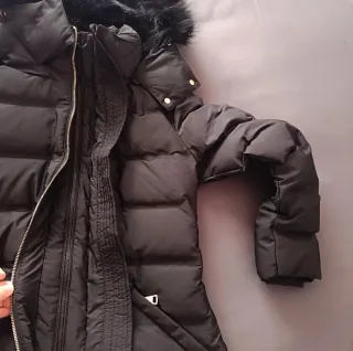 Plumífero negro con capucha Con etiqueta