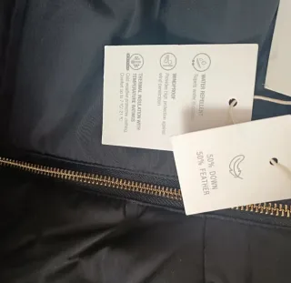 Plumífero negro con capucha Con etiqueta