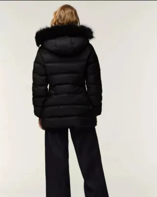 Plumífero negro con capucha Con etiqueta