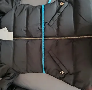 Plumífero negro con capucha Con etiqueta