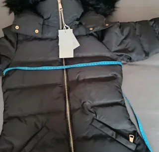 Plumífero negro con capucha Con etiqueta