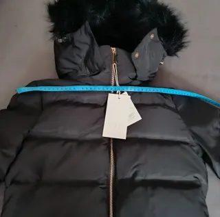 Plumífero negro con capucha Con etiqueta