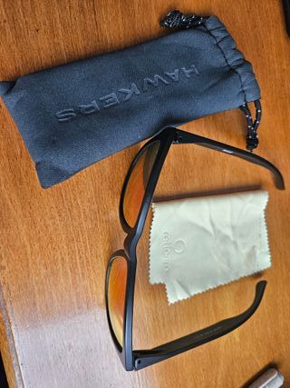 Gafas de sol Hawkers negras y rojas