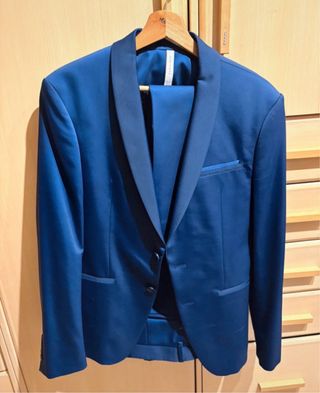 Traje azul con pantalón
