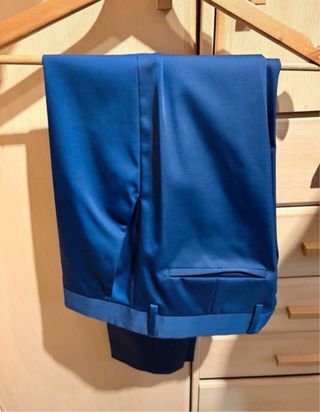 Traje azul con pantalón