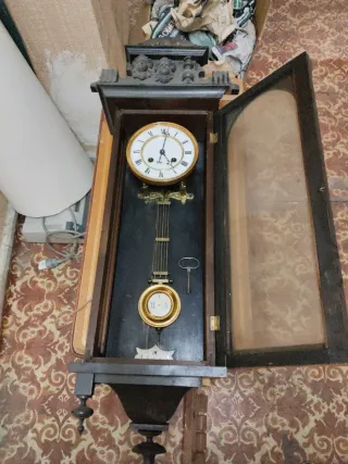 Reloj de péndulo antiguo