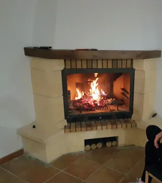 Chimenea de esquina beige y marrón