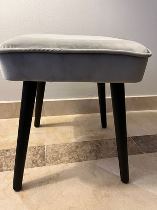 Banquito tapizado terciopelo patas negras