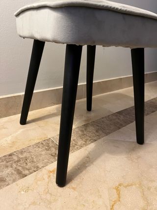 Banquito tapizado terciopelo patas negras