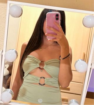 Vestido verde con aberturas y aros