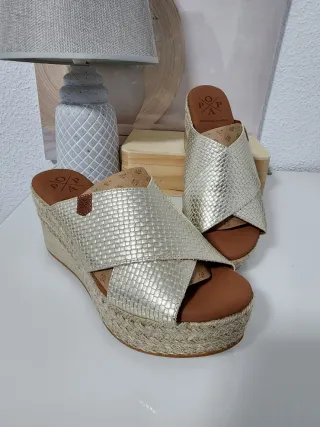 Sandalias doradas de piel Tallas 36 y 40