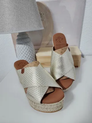 Sandalias doradas de piel Tallas 36 y 40