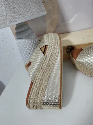 Sandalias doradas de piel Tallas 36 y 40