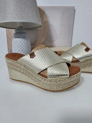 Sandalias doradas de piel Tallas 36 y 40