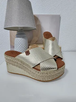 Sandalias doradas de piel Tallas 36 y 40
