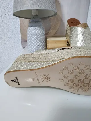 Sandalias doradas de piel Tallas 36 y 40