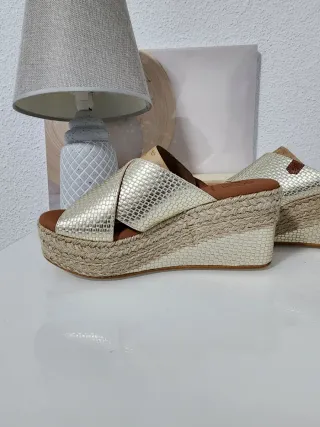 Sandalias doradas de piel Tallas 36 y 40