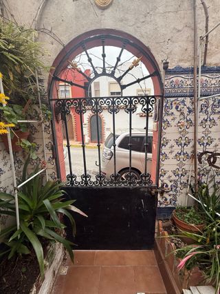 Puerta de hierro forjado