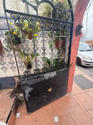 Puerta de hierro forjado