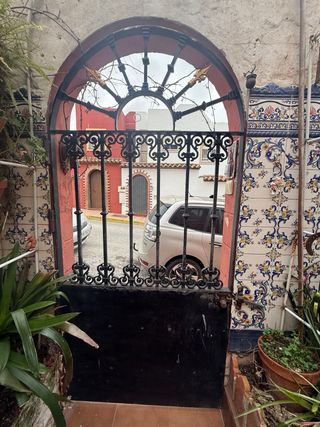 Puerta de hierro forjado