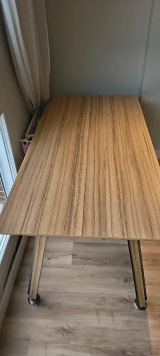 Escritorio de oficina madera y metal. Está en León