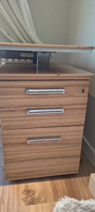 Escritorio de oficina madera y metal. Está en León