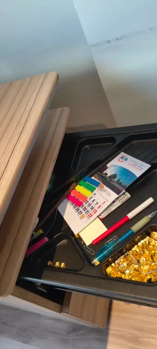 Escritorio de oficina madera y metal. Está en León