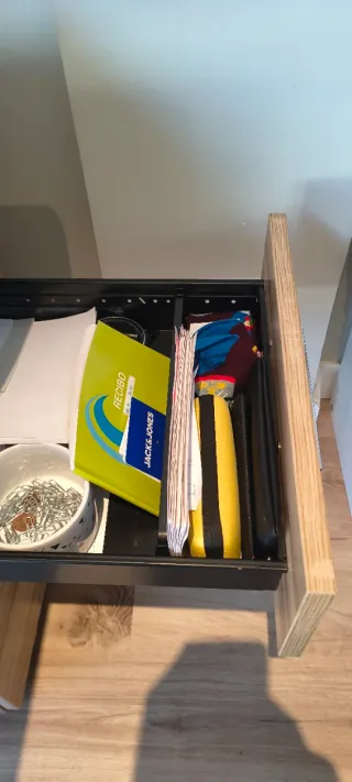 Escritorio de oficina madera y metal. Está en León