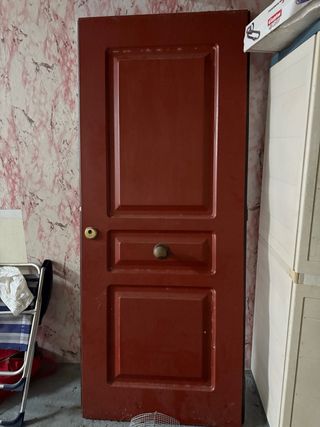 Puerta de casa roja