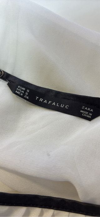 Blusa blanca sin mangas con plisados