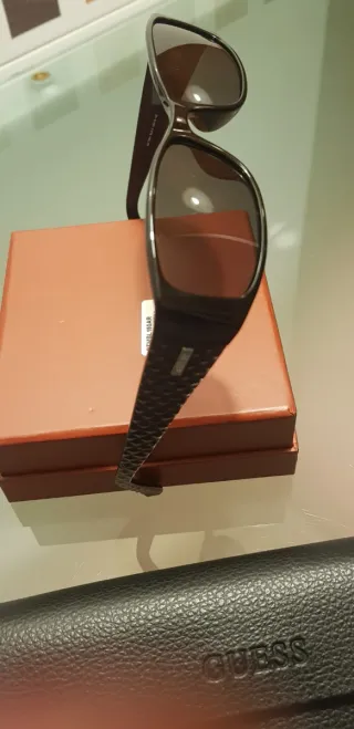 Gafas de sol Guess negras y grises