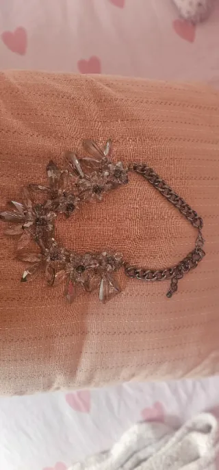 Collar de cristal plateado