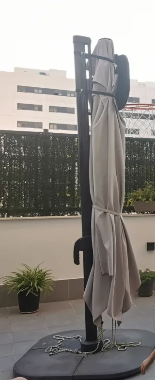 Parasol excéntrico gris