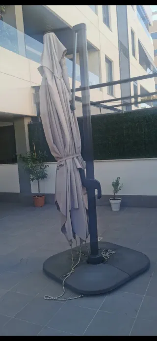 Parasol excéntrico gris