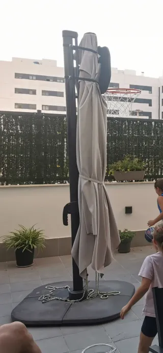 Parasol excéntrico gris