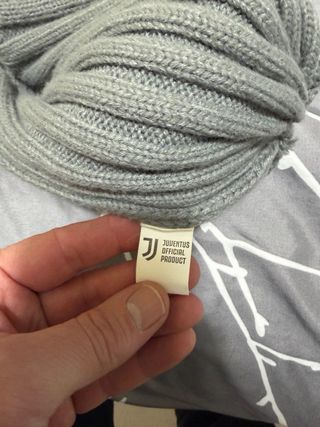 Cappello Juventus con pompon nero