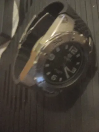 Reloj Negro y Dorado