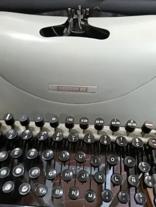 Máquina de escribir Hispano Olivetti Lexicon 80