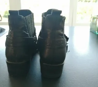 Botines camperos negros con hebilla