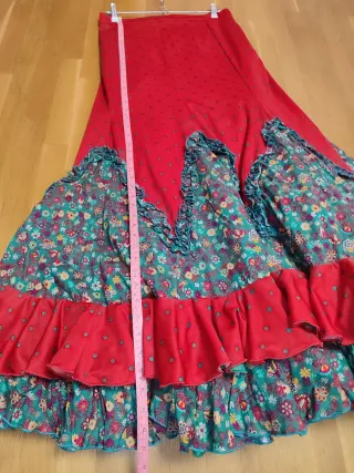 Falda flamenca roja con lunares verdes