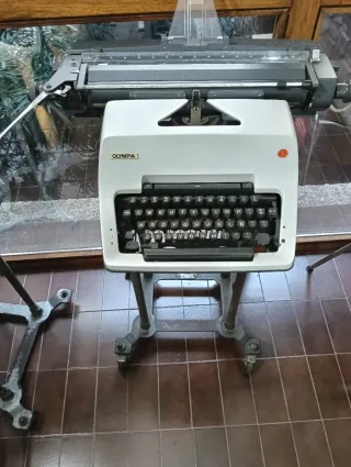 Máquina de escribir Olympia con carrito
