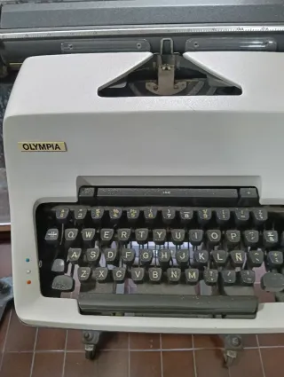 Máquina de escribir Olympia con carrito
